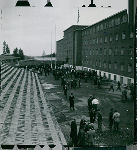 Реколта фотография на хора извън лагера за военнопленници Greenie, по време на германската окупация на Норвегия, 1945